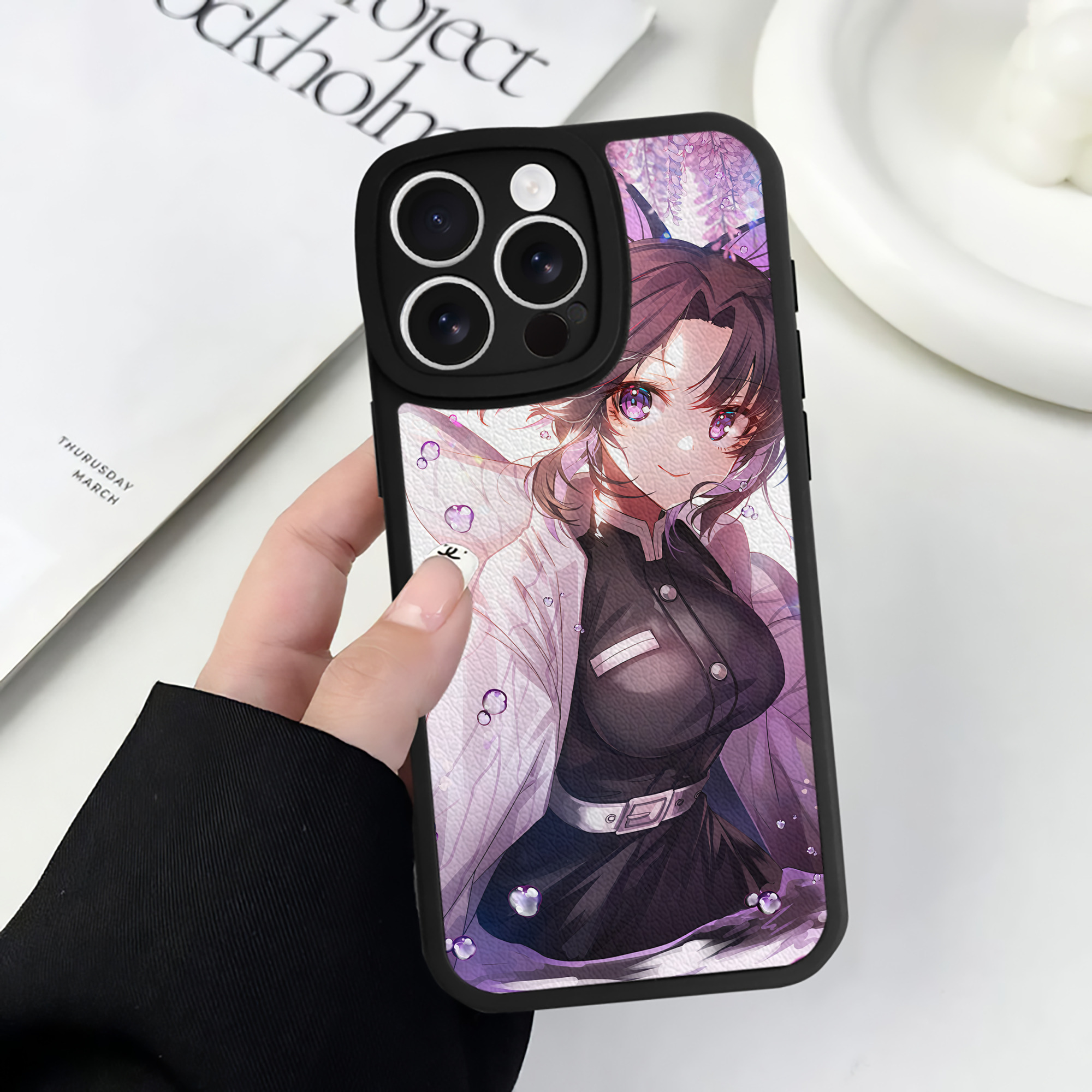 （画像用） 鬼滅の刃（きめつのやいば）蟲柱-胡蝶 しのぶ／こちょう しのぶ Kochou Shinobu 【iPhone 16シリーズ対応】シリコンスマホケース（レザー調） 材質：シリコン